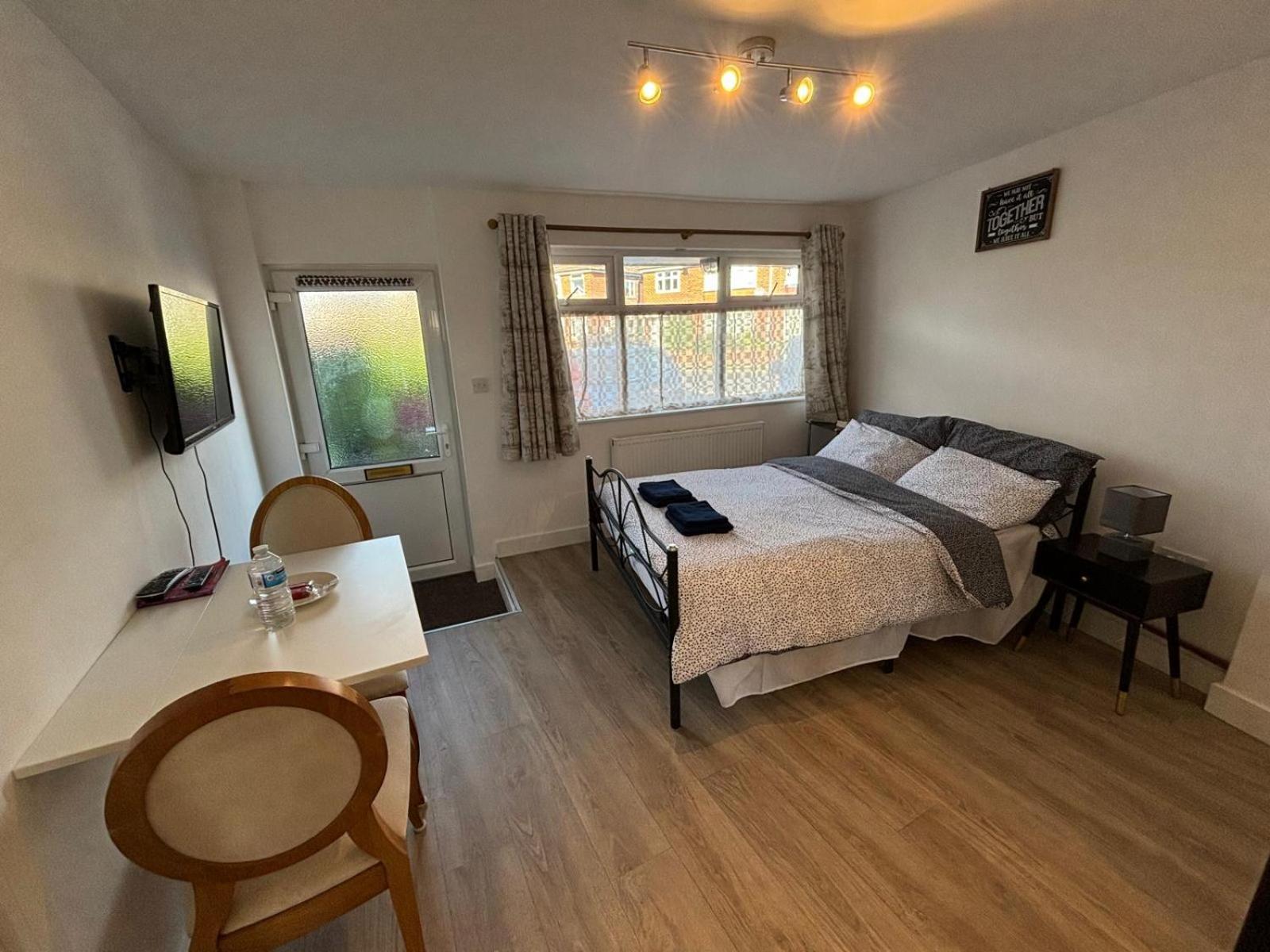 Modern & Cozy Gem - 10Min To City Center - Parking يورك المظهر الخارجي الصورة